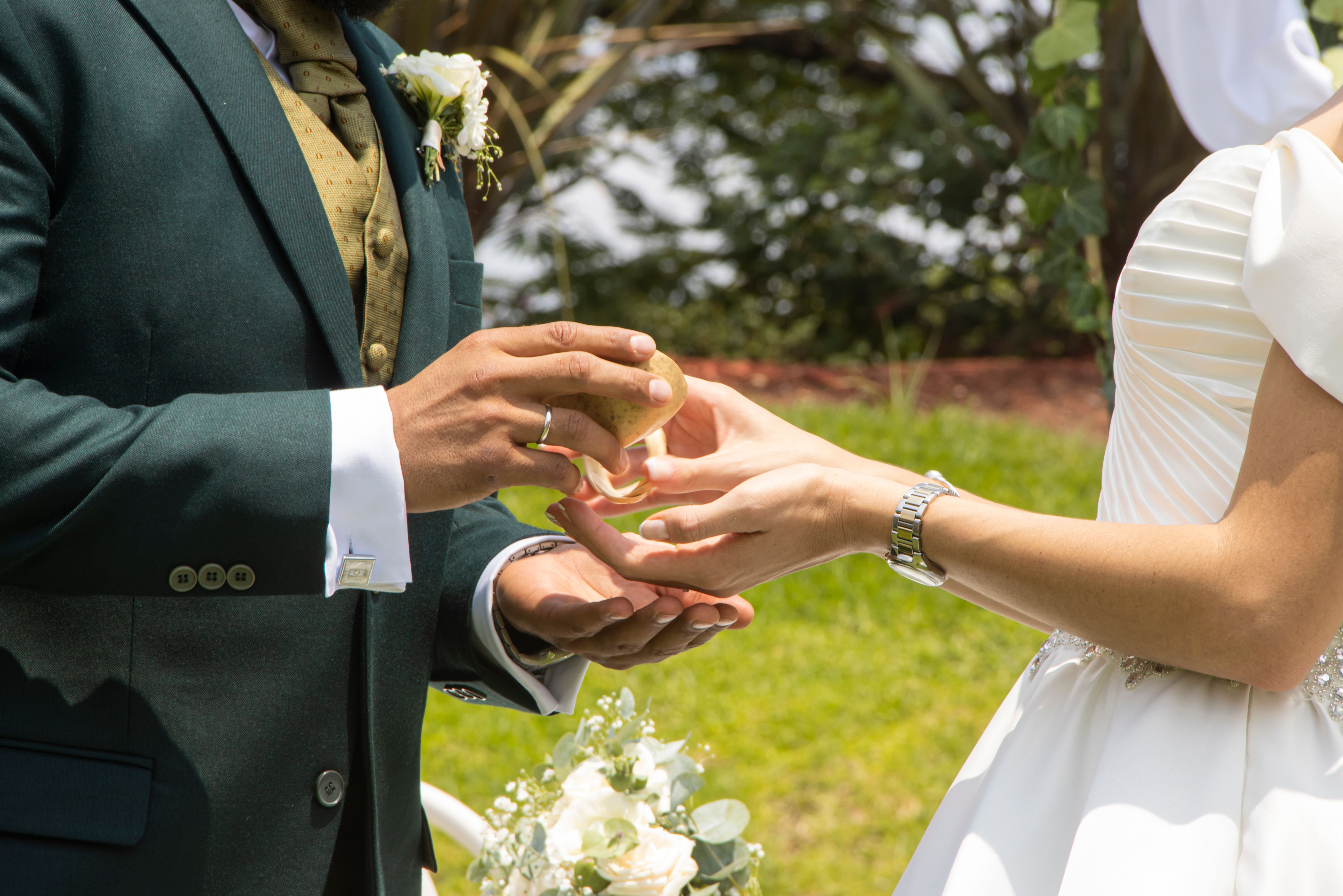 Wedding: how to collect photos and memories from all your guests